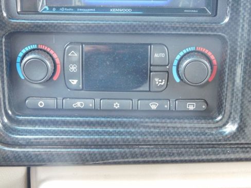 Used 2005 Chevrolet Avalanche Z71 w/ Sun And Sound Package AWD/4WD image 12