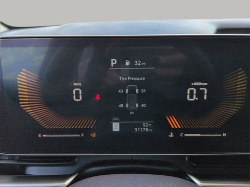 Used 2025 Kia Carnival FWD image 31