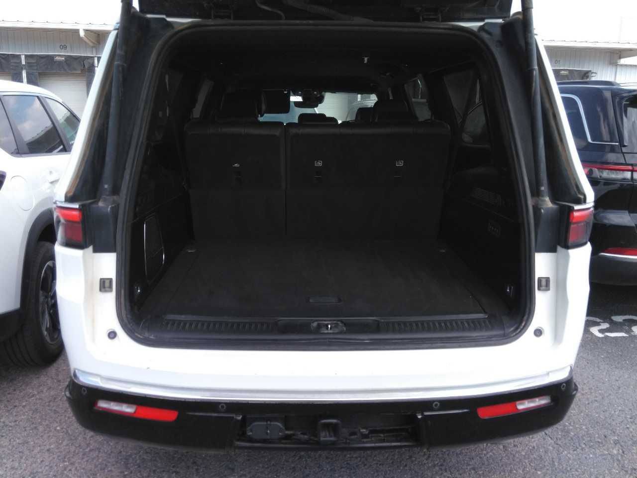 Used 2024 Jeep Wagoneer L Series III w/ Flexible Seating Group AWD/4WD image 4