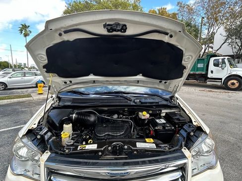 Used 2013 Chrysler Town & Country Touring image 24