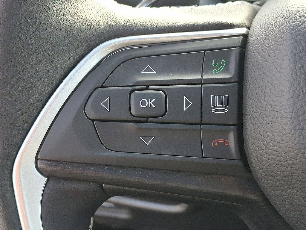 Used 2025 Jeep Grand Cherokee Altitude AWD/4WD image 23