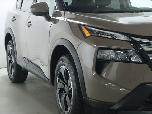Used 2025 Nissan Rogue SV AWD/4WD image 9