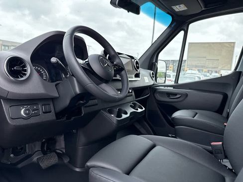 Used 2025 Mercedes-Benz Sprinter 2500 image 20