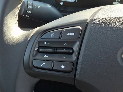 Certified 2025 Hyundai Venue SEL FWD image 21