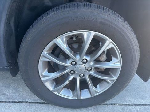 Used 2020 Jeep Cherokee Latitude Plus image 6