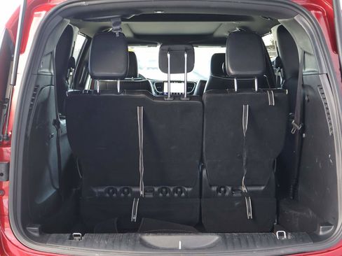 Used 2025 Chrysler Pacifica Limited image 12