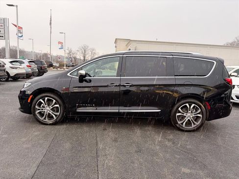 Used 2024 Chrysler Pacifica Pinnacle image 8