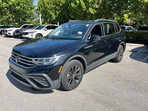 Used 2023 Volkswagen Tiguan SE w/ Panoramic Sunroof Package FWD image 4