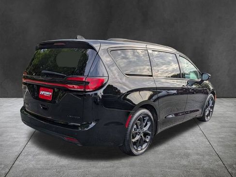 Used 2025 Chrysler Pacifica Limited FWD image 5
