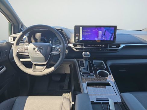 Used 2026 Toyota Sienna Platinum AWD/4WD image 9