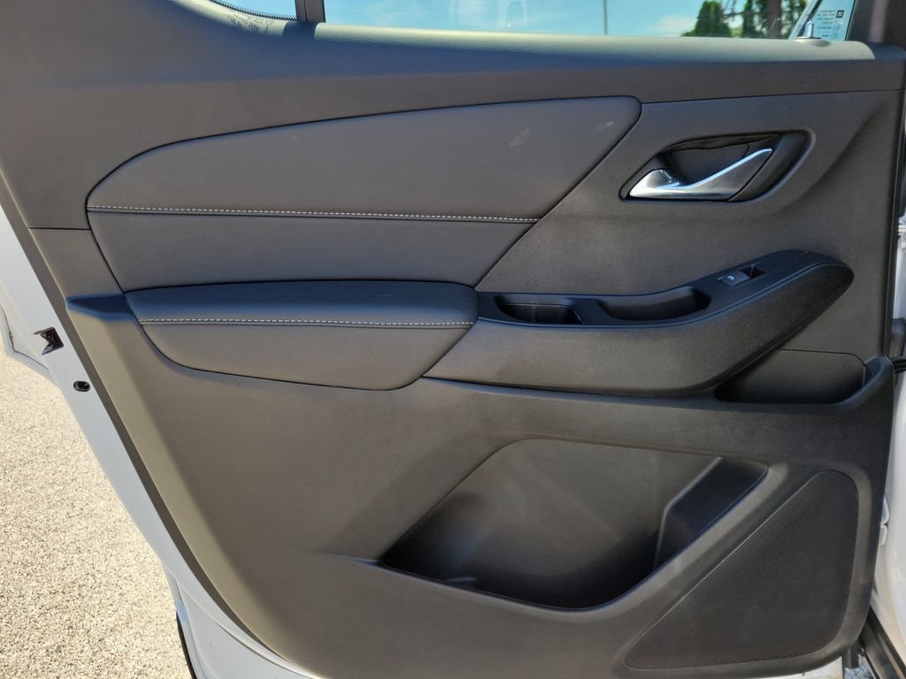 Used 2023 Chevrolet Traverse LT w/ LPO, Floor Liner Package FWD image 10