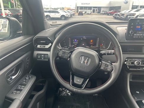 Used 2025 Honda Pilot Black Edition image 16