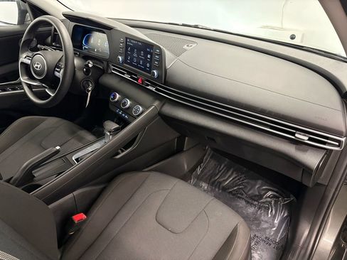 Used 2025 Hyundai Elantra SE image 17