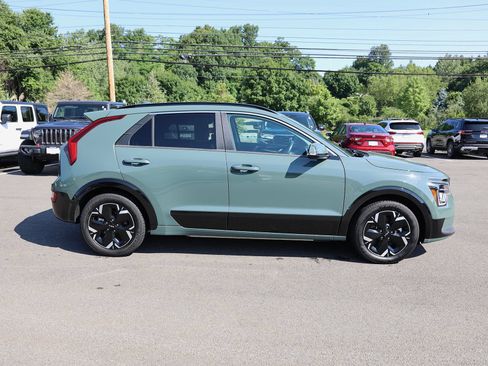 Used 2024 Kia Niro Wave w/ Wave Preserve Package FWD image 8
