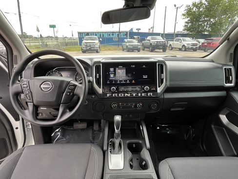 Used 2025 Nissan Frontier SV RWD image 33