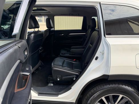 Used 2019 Toyota Highlander XLE AWD/4WD image 15
