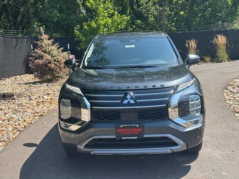 New 2025 Mitsubishi Outlander SE image 8