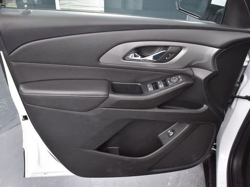 Used 2023 Chevrolet Traverse LT image 12
