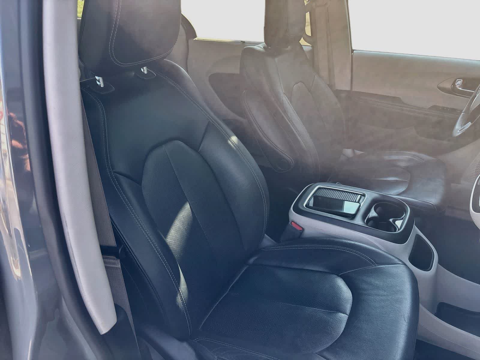 Used 2022 Chrysler Pacifica Touring-L FWD image 27