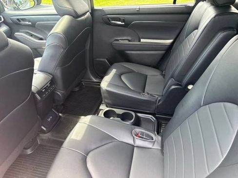 Used 2023 Toyota Highlander XLE AWD/4WD image 30