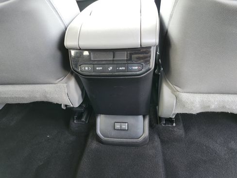 Used 2023 Toyota Highlander LE AWD/4WD image 20
