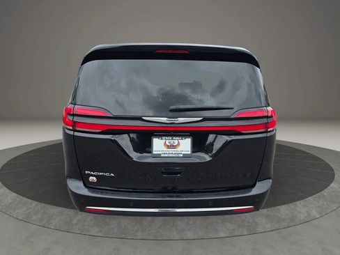 Used 2024 Chrysler Pacifica Touring-L FWD image 4