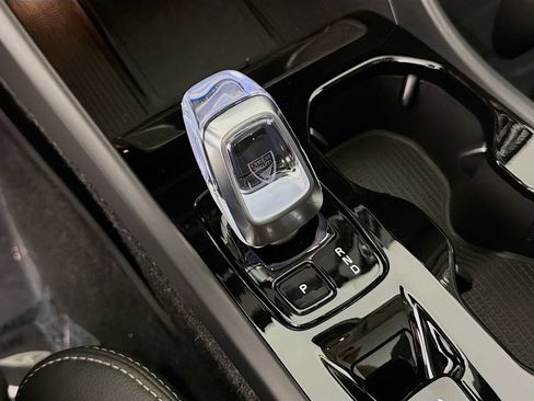 Used 2025 Volvo XC40 B5 Plus AWD/4WD image 17