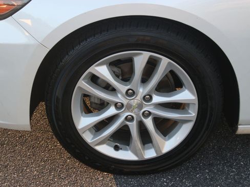 Used 2017 Chevrolet Malibu LT FWD image 35