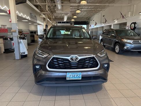 Used 2021 Toyota Highlander XLE AWD/4WD image 3