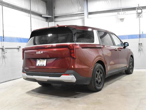 Used 2025 Kia Carnival FWD image 30