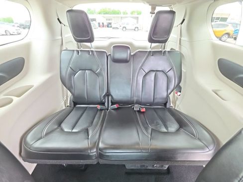 Certified 2023 Chrysler Pacifica Touring-L FWD image 19