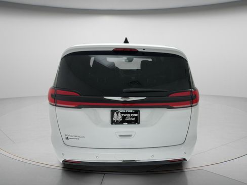 Used 2025 Chrysler Pacifica Select FWD image 7