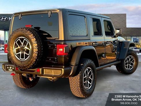 Used 2025 Jeep Wrangler Unlimited Rubicon w/ Technology Group image 10