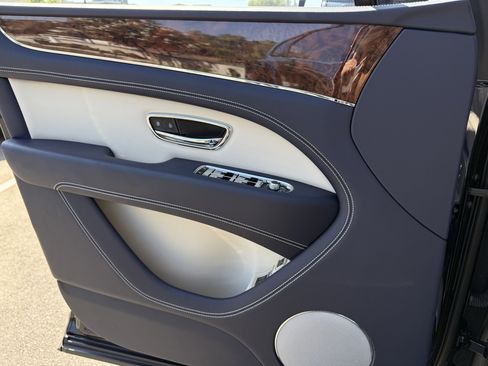 Used 2024 Bentley Bentayga image 25