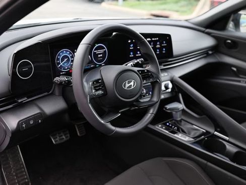 Certified 2025 Hyundai Elantra SEL FWD image 18