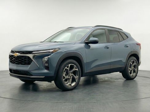 Used 2025 Chevrolet Trax LT FWD image 3
