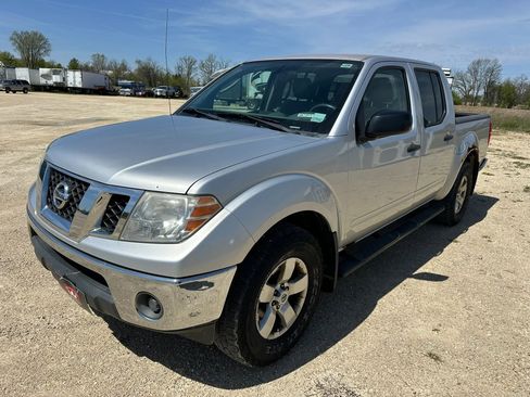 Used 2010 Nissan Frontier SE AWD/4WD image 2