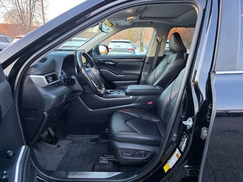 Used 2023 Toyota Highlander XLE image 17