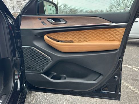 Used 2022 Jeep Grand Cherokee L Summit w/ Luxury Tech Group V image 25