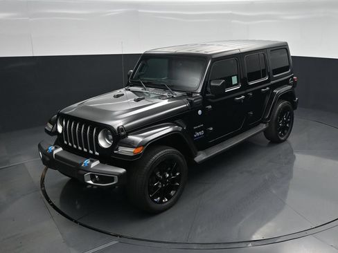 Used 2023 Jeep Wrangler Unlimited Sahara AWD/4WD image 32