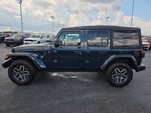 Used 2025 Jeep Wrangler Unlimited Sahara AWD/4WD image 4