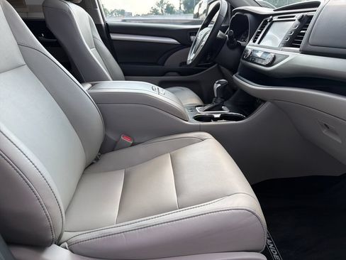 Used 2017 Toyota Highlander XLE FWD image 41