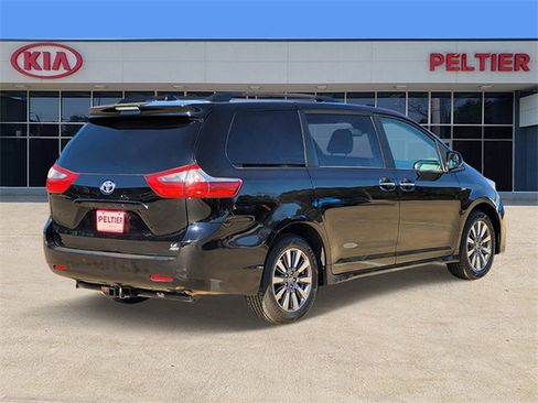 Used 2020 Toyota Sienna LE w/ LE Preferred Package image 4