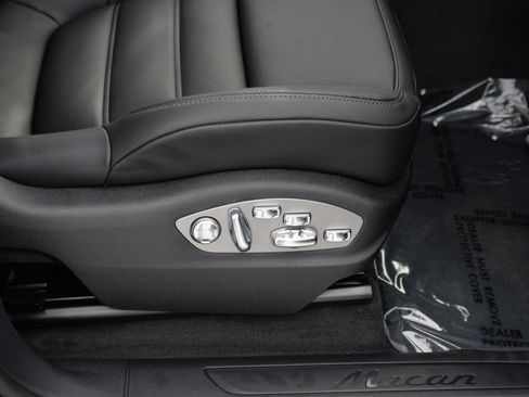 Certified 2026 Porsche Macan AWD/4WD image 23