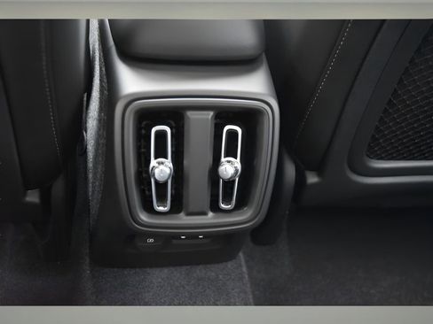 Certified 2025 Volvo XC40 B5 Ultra w/ Protection Package Premier image 12