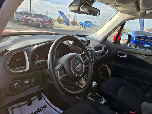 Used 2016 Jeep Renegade Latitude w/ Cold Weather Group FWD image 8