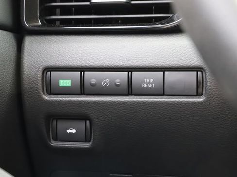 Used 2025 Nissan Sentra SV FWD image 33