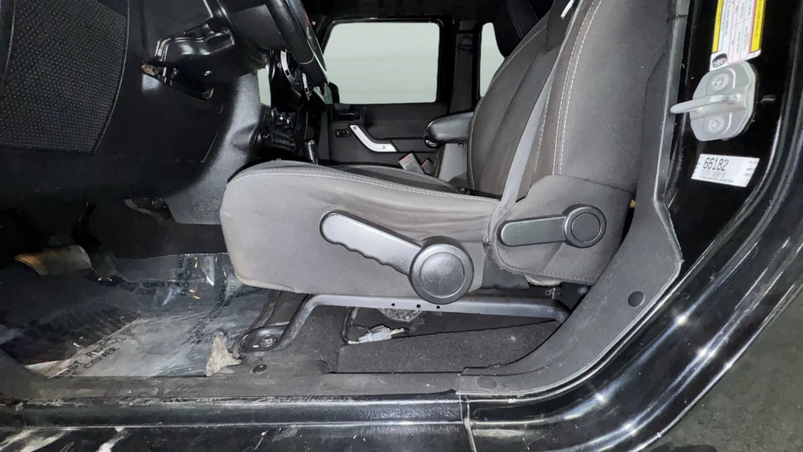 Used 2018 Jeep Wrangler Unlimited Sahara w/ Connectivity Group AWD/4WD image 16