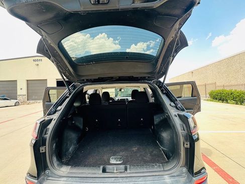 Used 2019 Jeep Cherokee Latitude w/ Popular Appearance Group FWD image 18