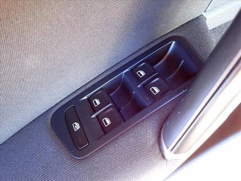 Used 2015 Volkswagen e-Golf Limited Edition image 12